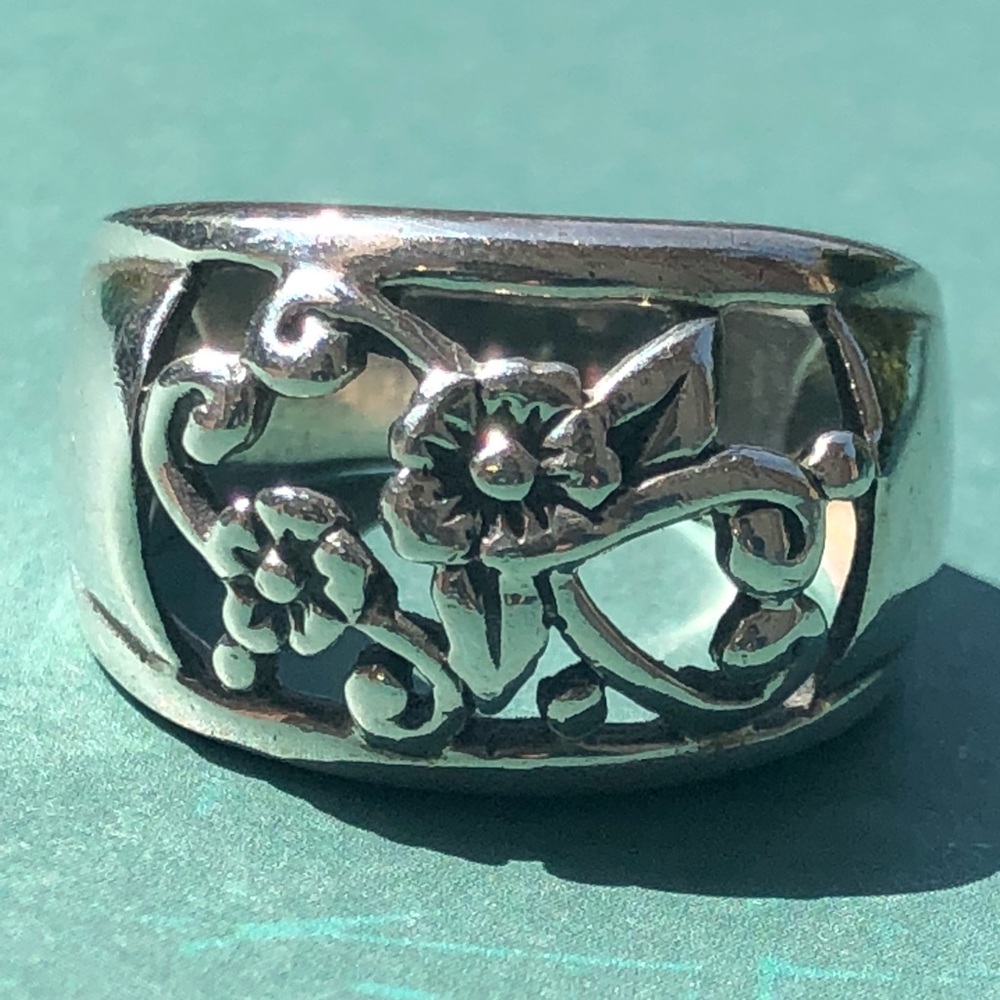 💙💖Sterling silver (925) flower cut out ring💙💖